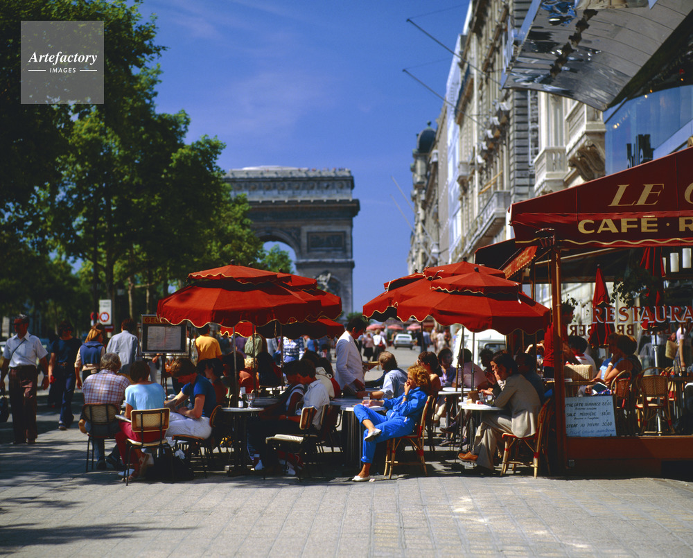 シャンゼリゼ通り シャンゼリゼ大通り パリジェンヌ 女性 カフェ
