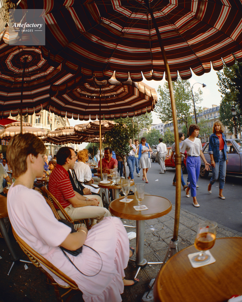 シャンゼリゼ通り シャンゼリゼ大通り パリジェンヌ 女性 カフェ