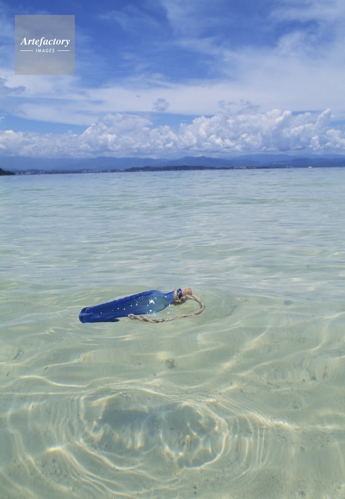 海に浮かぶ瓶