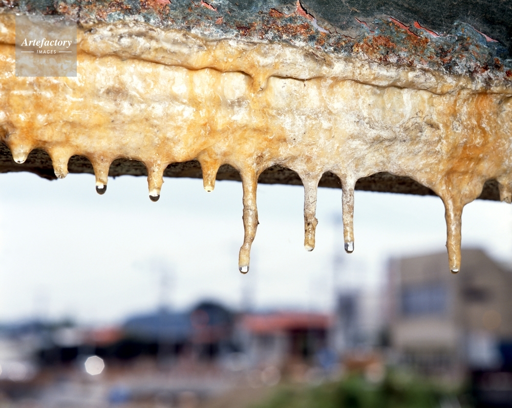 酸性雨などで橋に出来たツララ