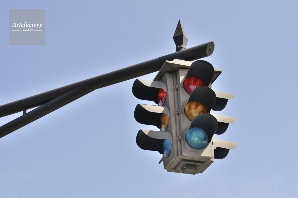 吊り下げ式信号機