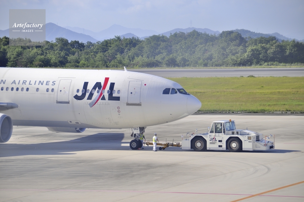 航空機牽引車にひかれるｂ777