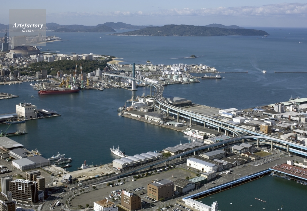 長浜船溜と福岡都市高速道路後方能古島