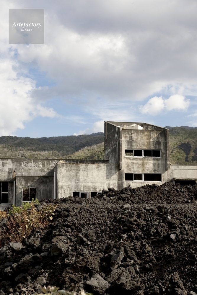旧阿古小中学校跡 昭和58年噴火で流失した溶岩で埋没