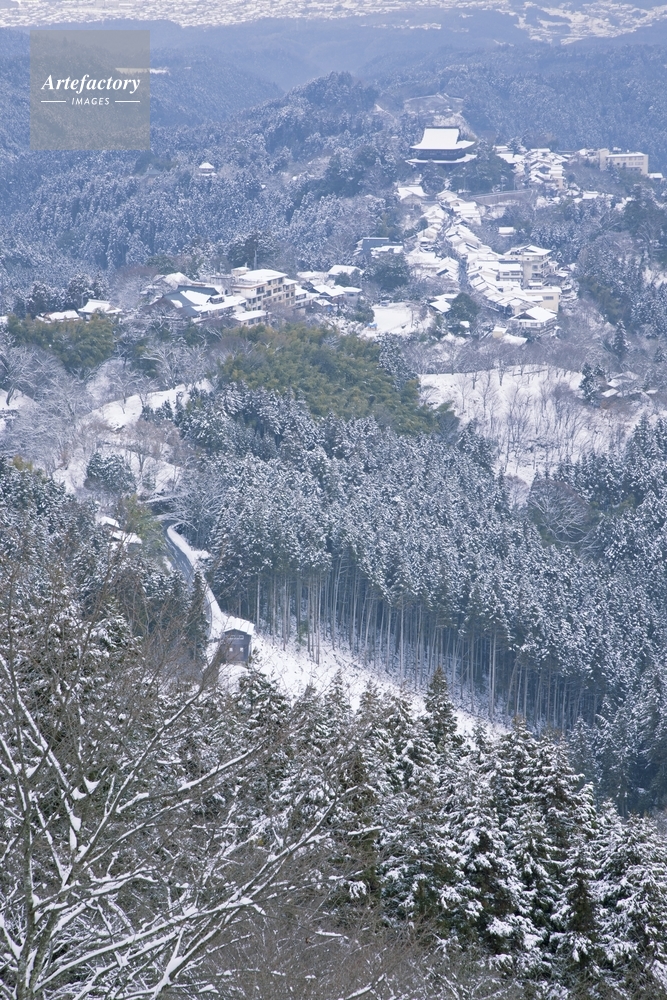 雪の吉野山より金峯山寺 蔵王堂