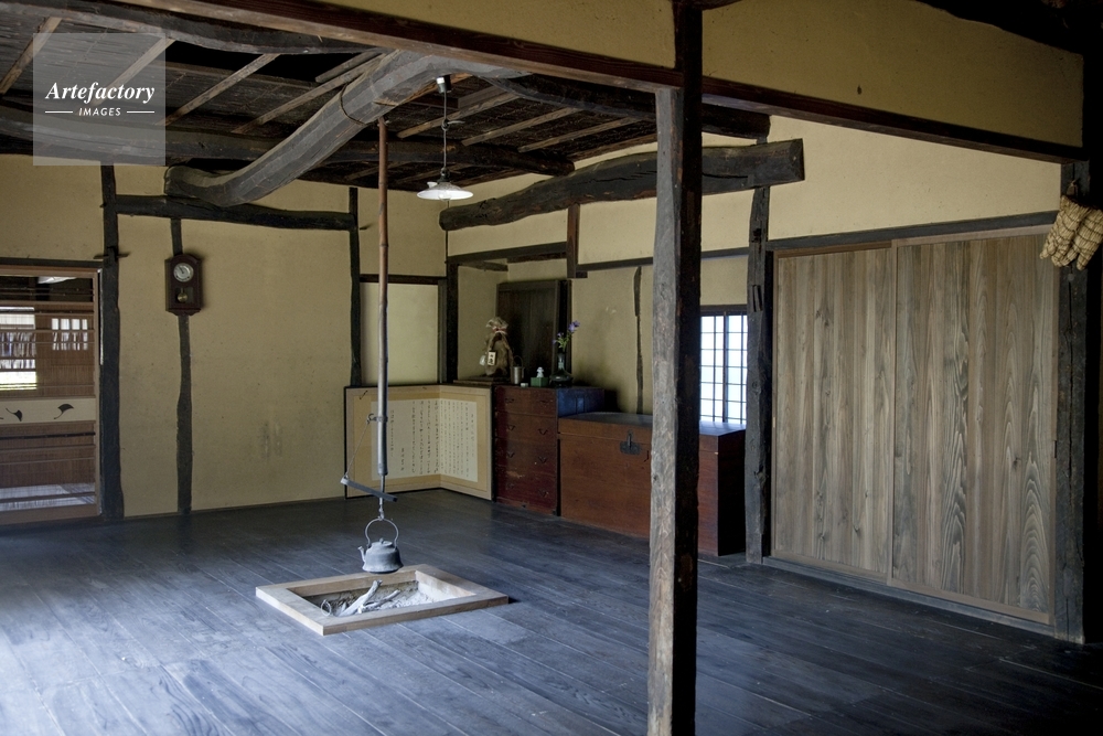 茅葺き屋根のｌ字型曲家の部屋