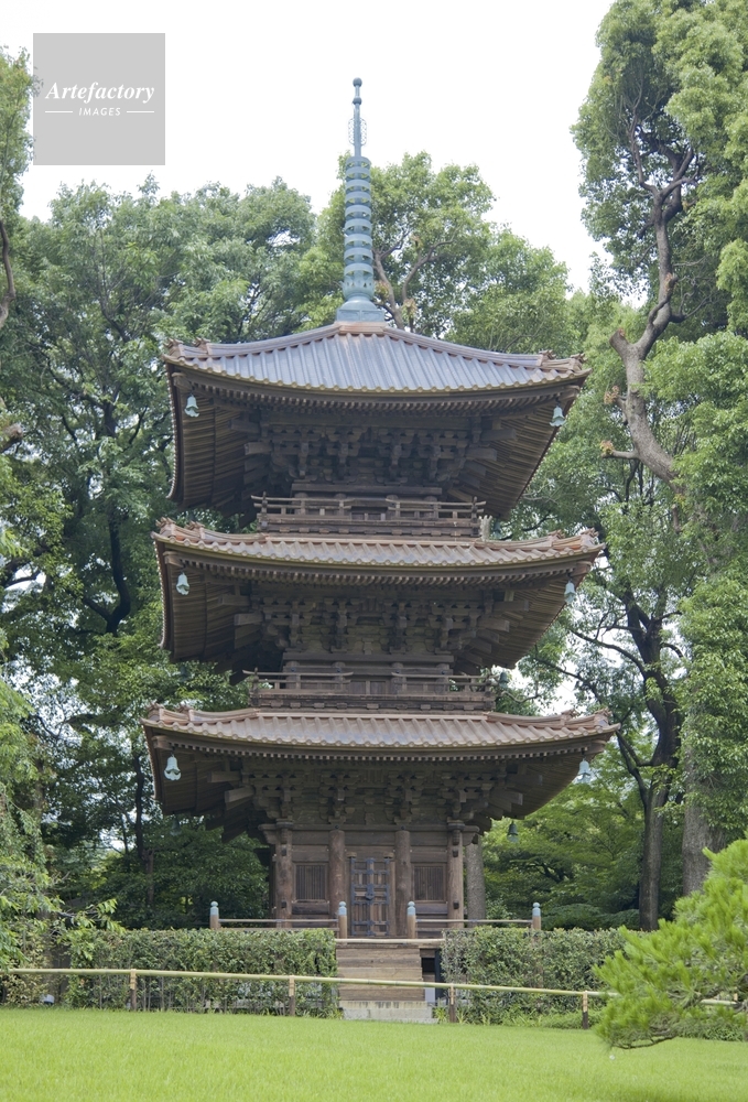 椿山荘日本庭園の三重塔