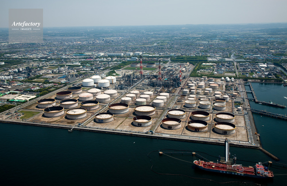 極東石油工業のタンク群 京葉工業地帯 千種海岸 とタンカー