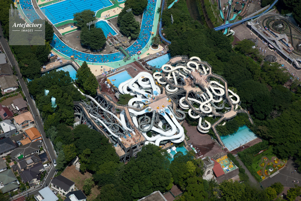 混雑する豊島園プール ハイドロポリス