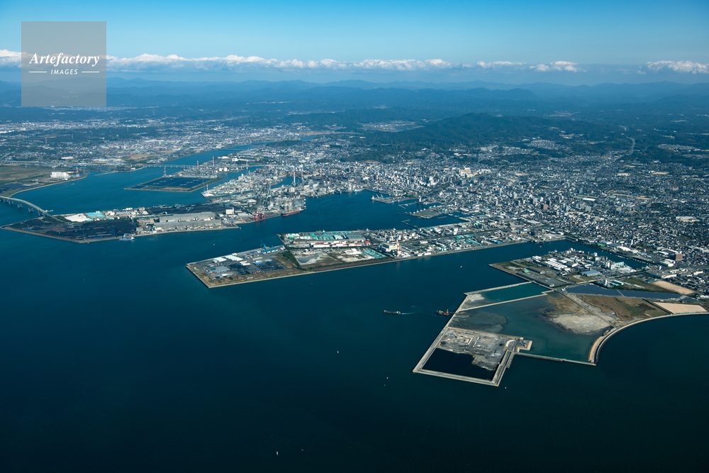 宇部港と工業地区より宇部市街地