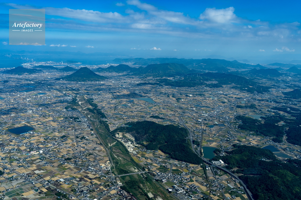 讃岐平野より飯野山(讃岐富士)方面