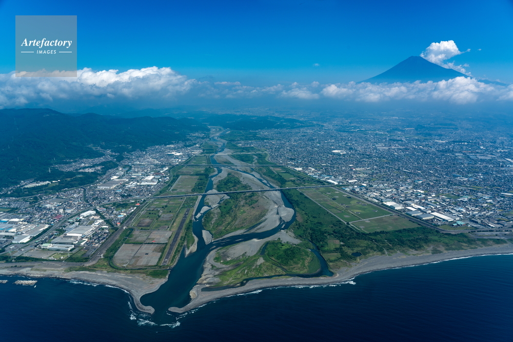 富士川河口と富士市の街並みより富士山