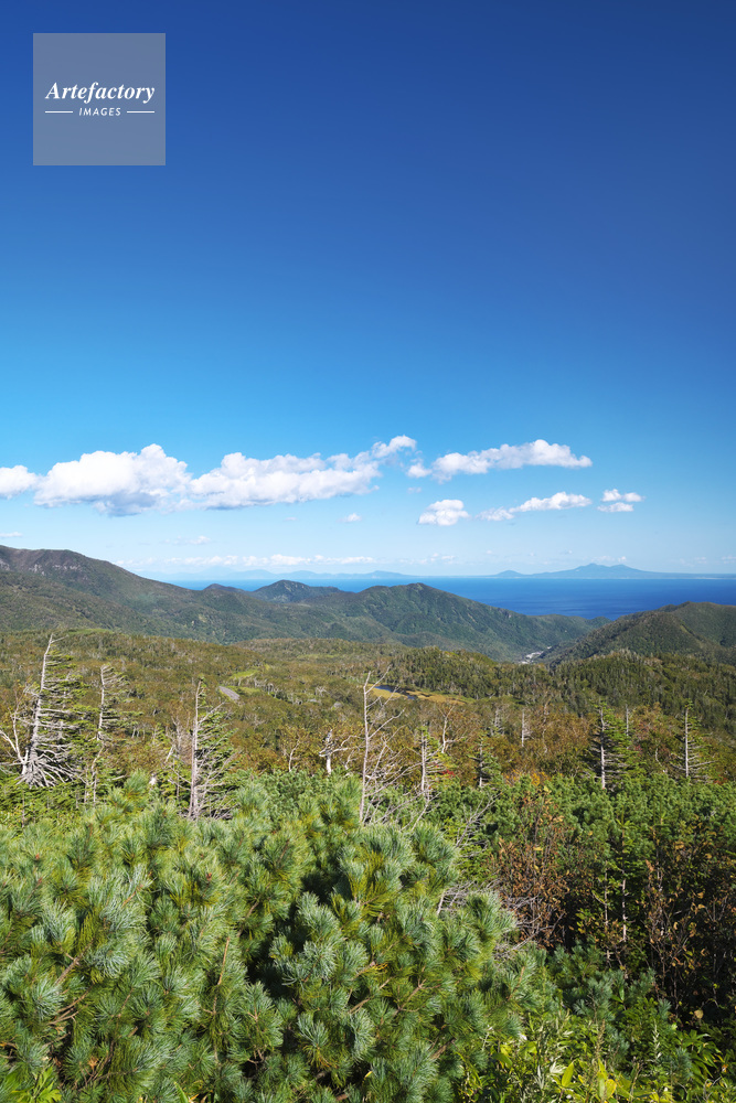 見返り峠 知床峠 付近より望む国後島と羅臼市街地