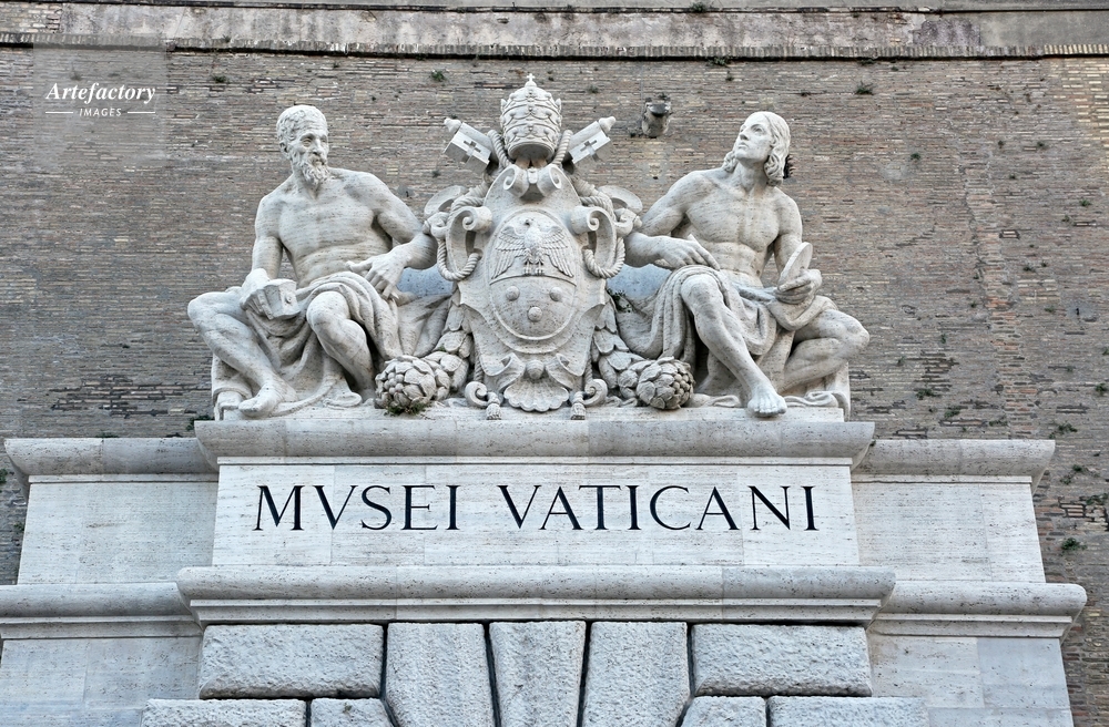 バチカン市国 バチカン美術館 入口上部のミケランジェロ（左）と