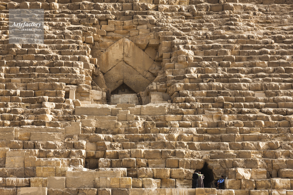 クフ王ピラミッドの入口と盗掘坑