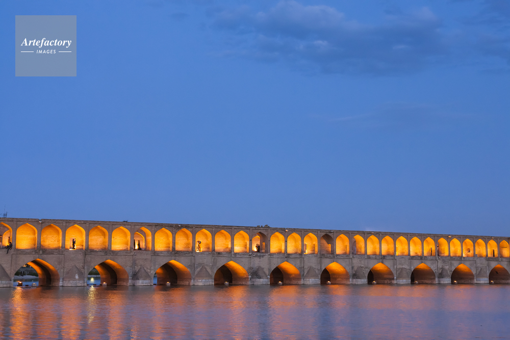 スィー・オ・セ橋 ザーヤンデ川 夕暮れ