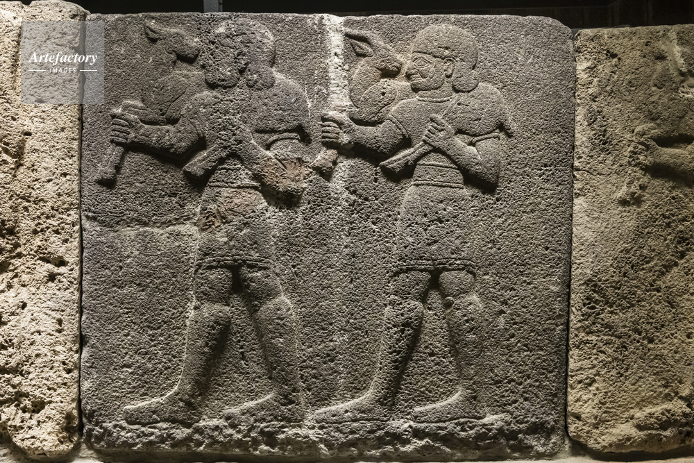 犠牲獣を担ぐ召使たち 腰羽目石の浮彫 カルケミシュ遺跡出
