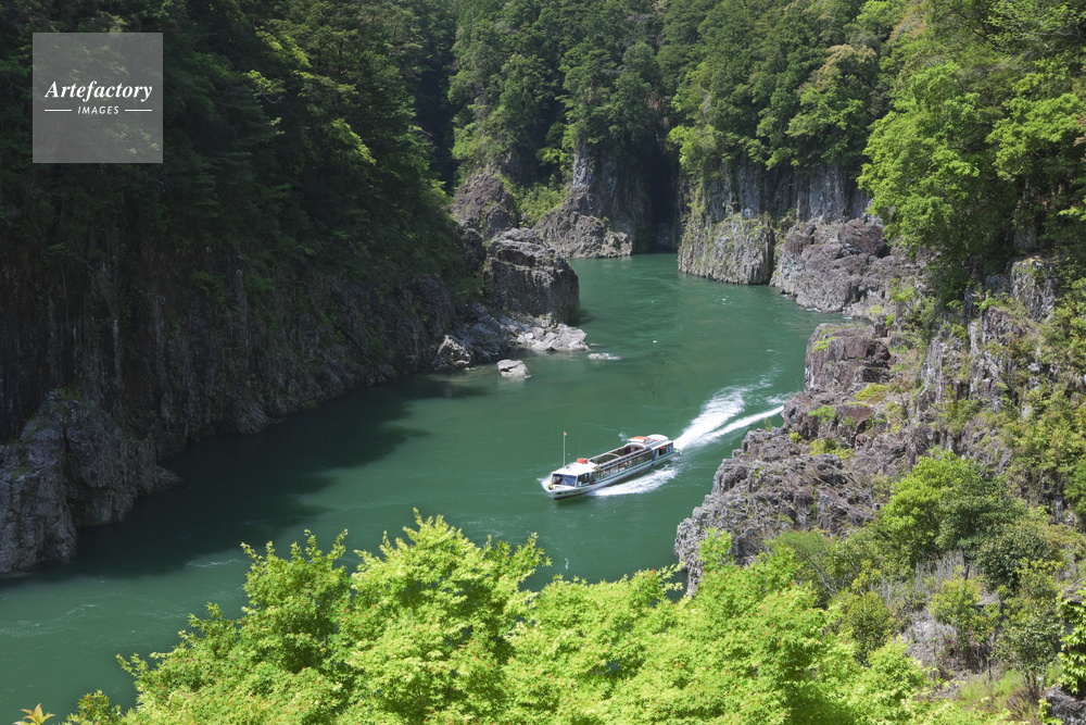 新緑の瀞峡と遊覧船