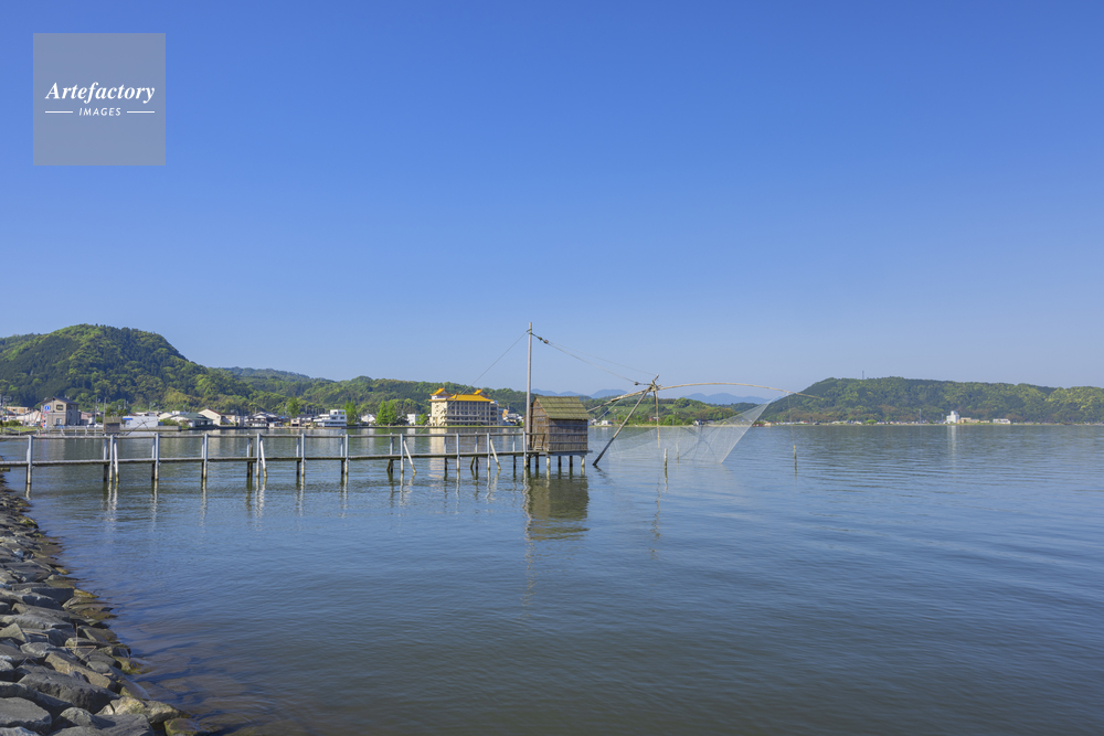 春の東郷湖と四ツ手網
