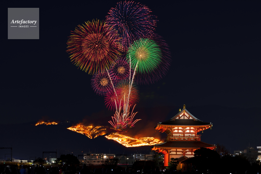 平城宮跡の朱雀門と若草山の山焼きと花火