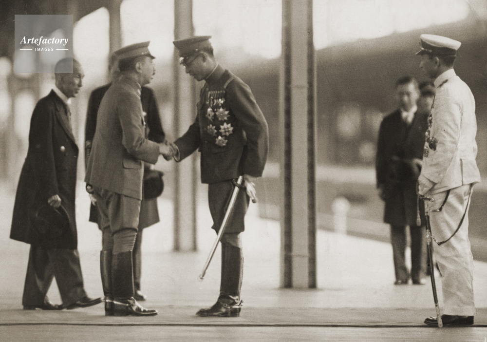 昭和天皇生写真 Yahoo!オークション - 昭和天皇御一家を囲む皇族の方の集合写真