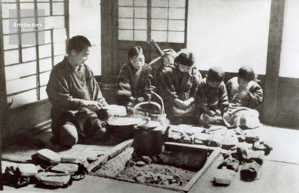 1934年 欠食児童に給食弁当をつめる用務員さん